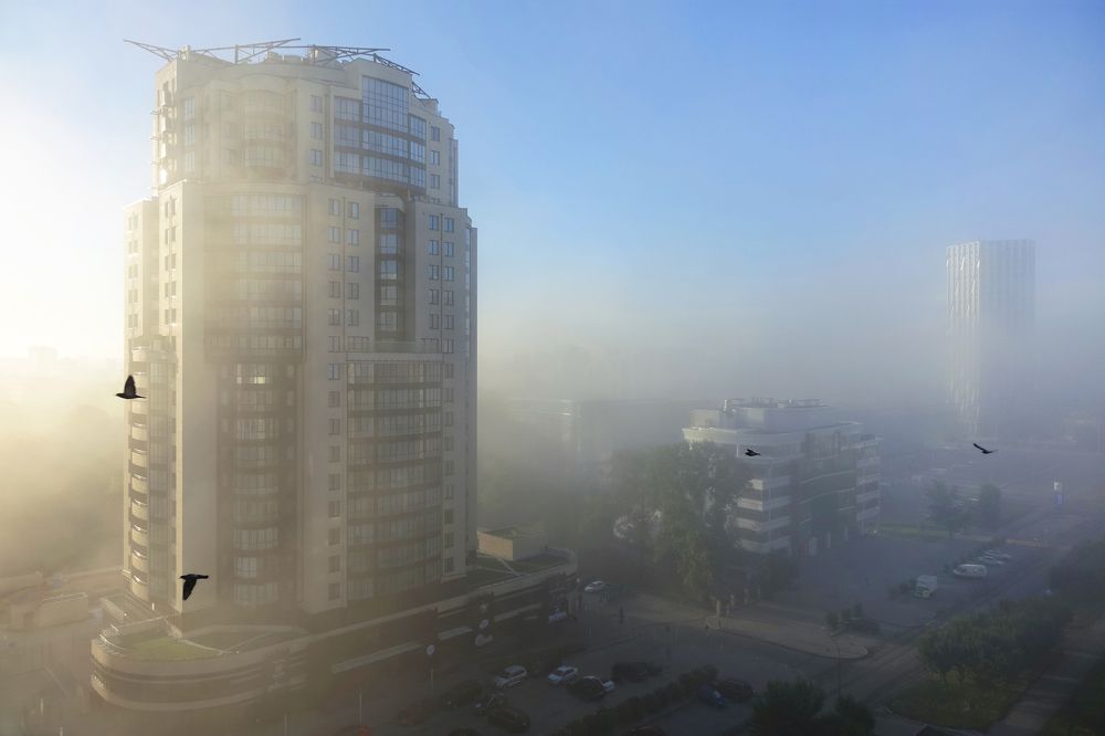 ГОРОД В УТРЕННЕМ ЛЕТНЕМ ТУМАНЕ…