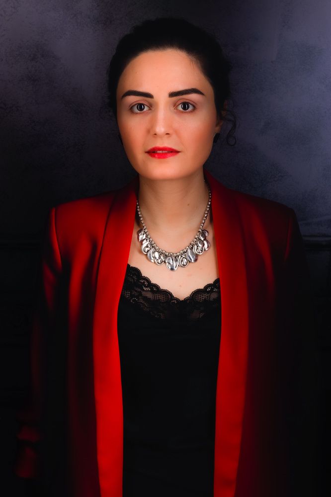 Девушка в красном