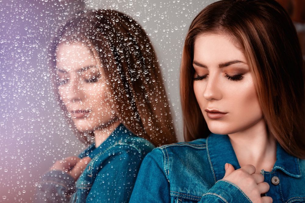 В отражении.