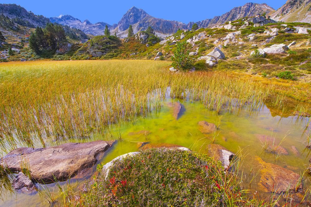 Pyrénées : Jonquères Lake in Autumn.