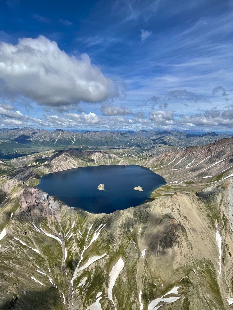 Кратер вулкана Хангар