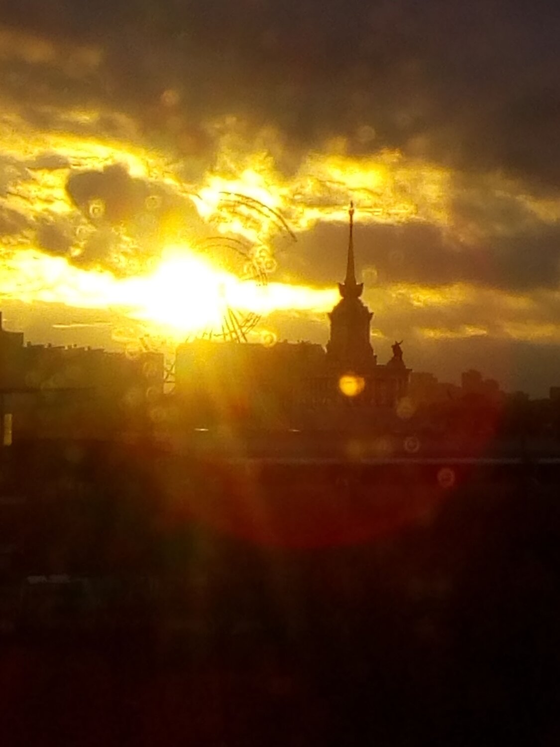 Закатное солнце над Москвой