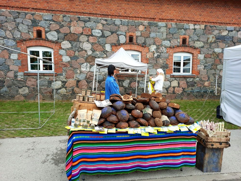 Хлеб с васильками.