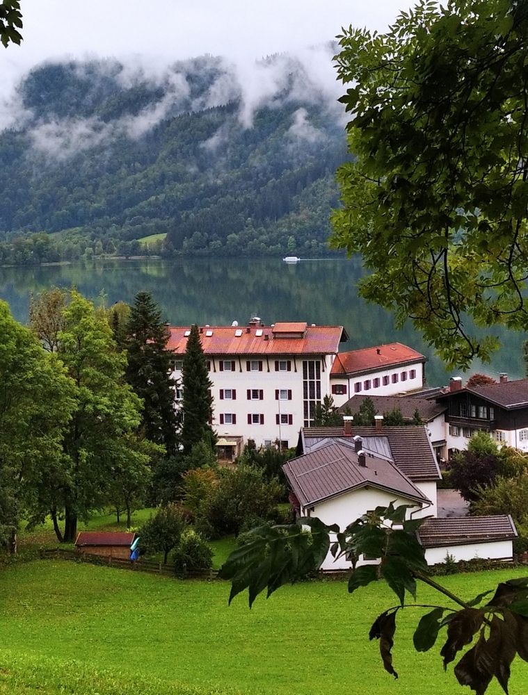 Город на озере .