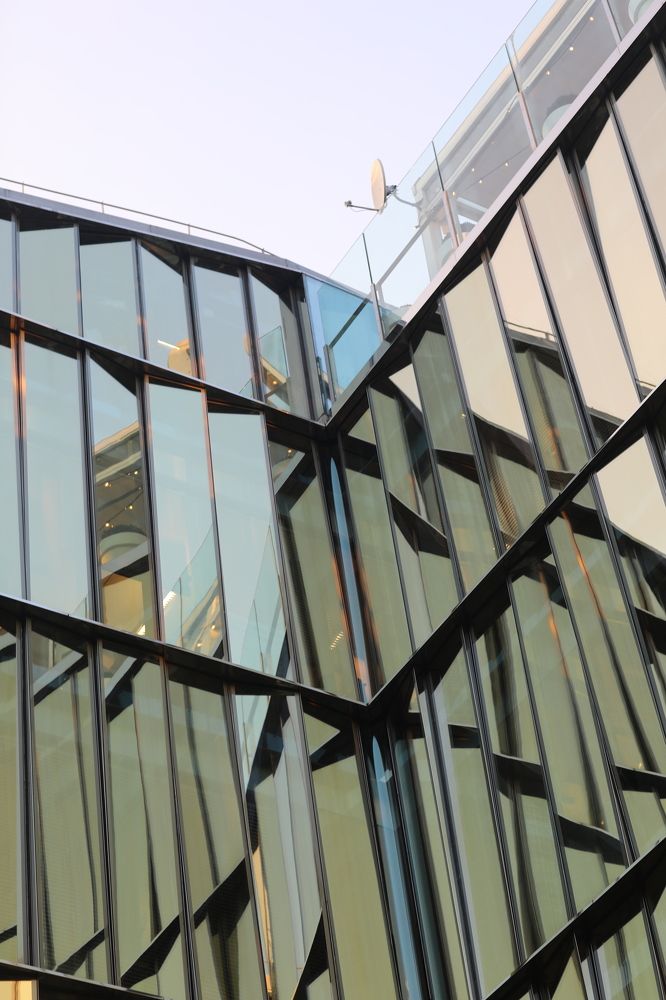 Зеркальный дворик.....