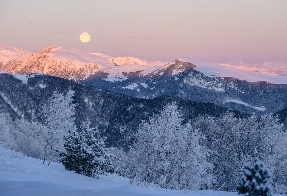 Снежный рассвет с заходящей Луной.
