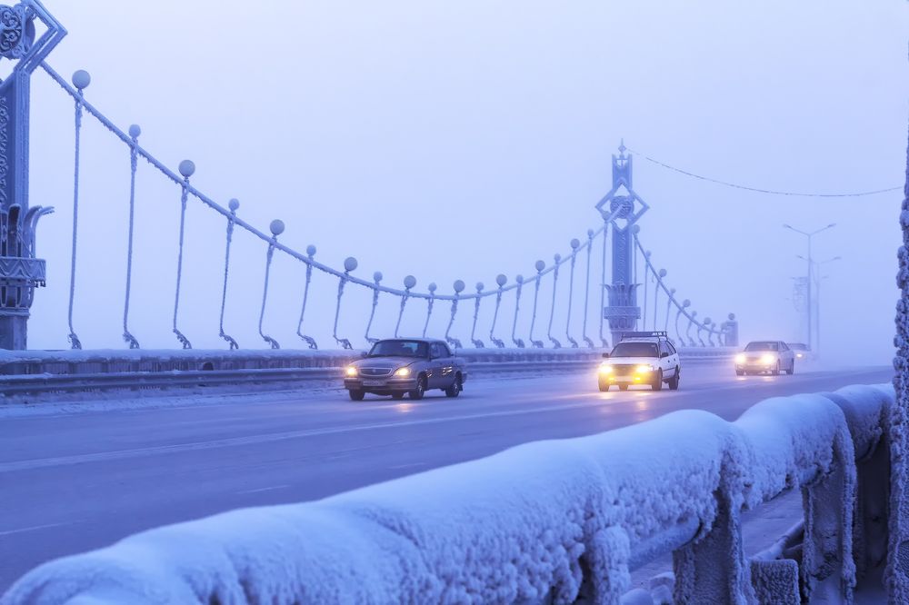 По туманному мосту.