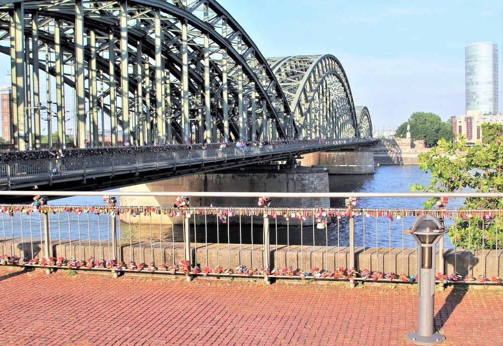 Кельнский мост на реке Рейн. Хранилище памятных замков...