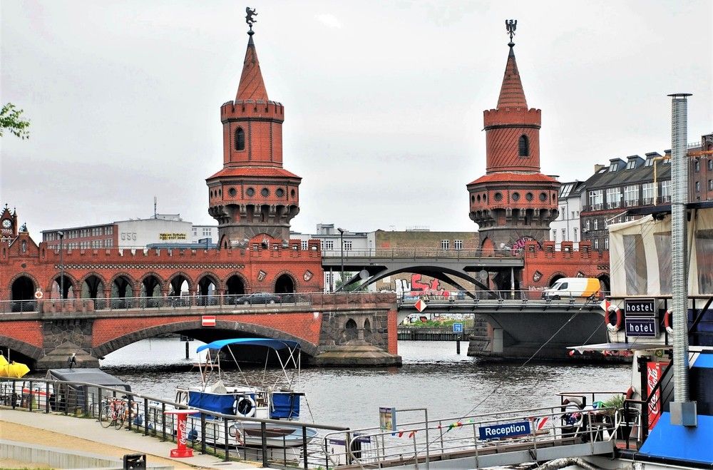 Мост Обербаумбрюкке на реке Шпрее в Берлине