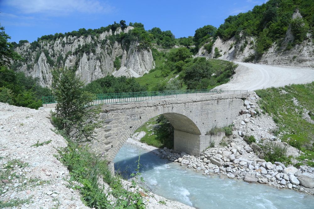 Старинный мост построенный в ручную Алмак