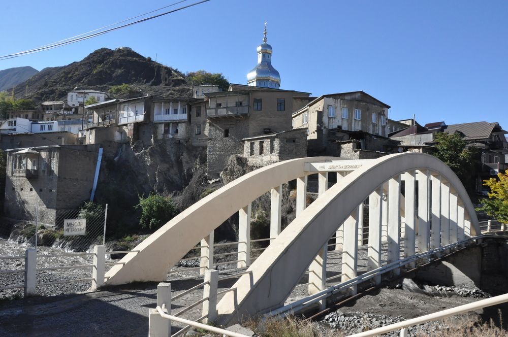 Мост в горном ауле Ахты.