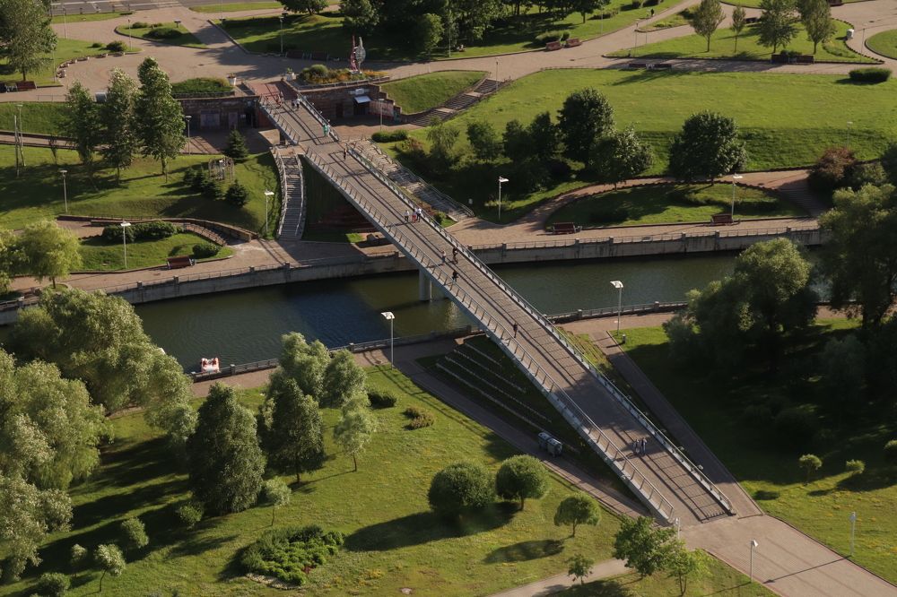 Пешеходный мост возле "Национальной библиотеки" Беларуси в г. Минск