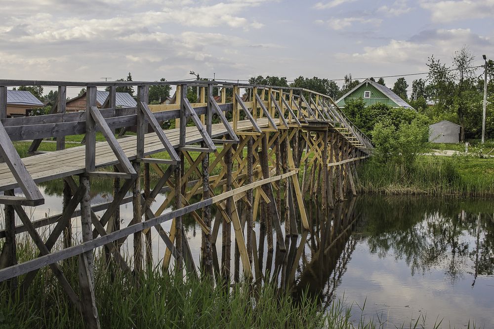 Изящный пешеходный мост