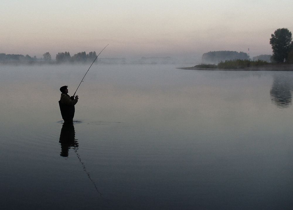 Рыбалка в тумане над рекой