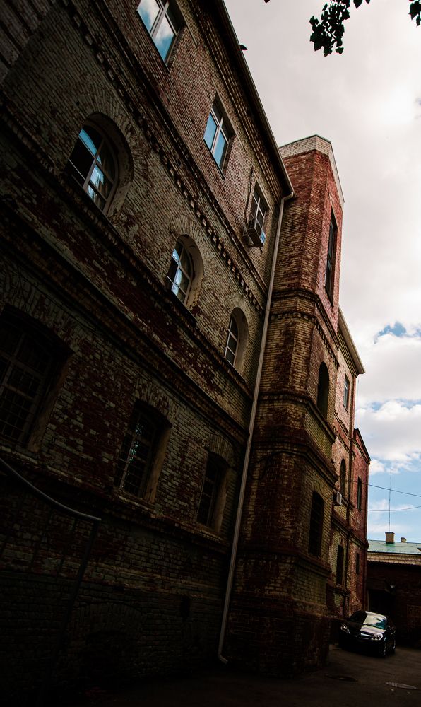 Нависая над людьми