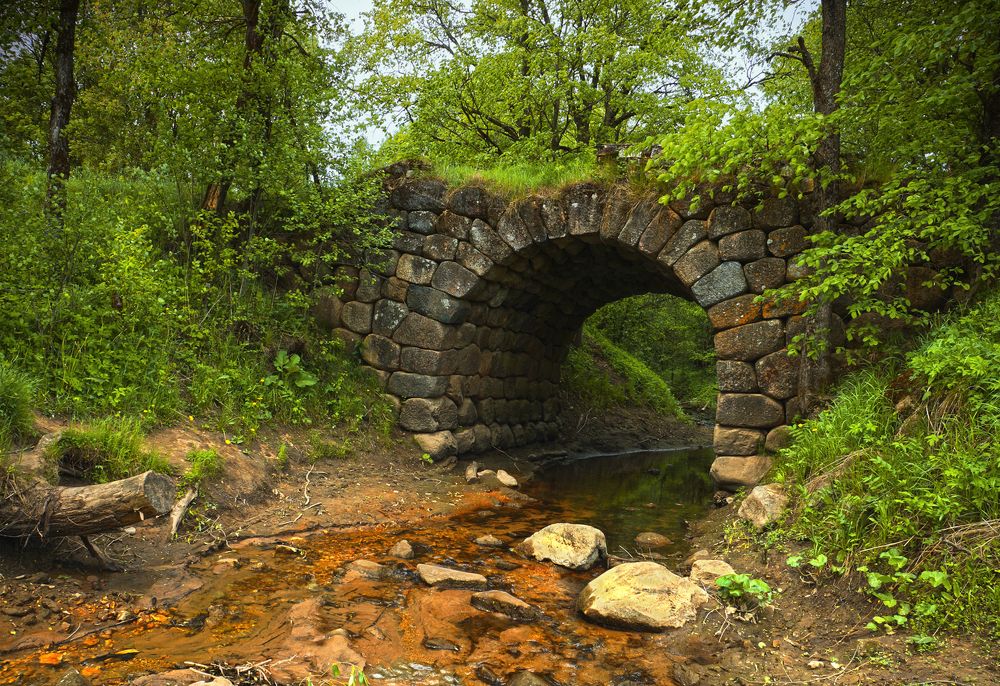 Валунный мост через ручей у деревни Паника