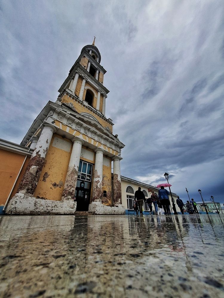 Обычный день в городе церквей