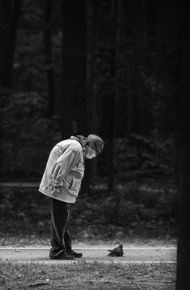 Двое. Женщина и голубь