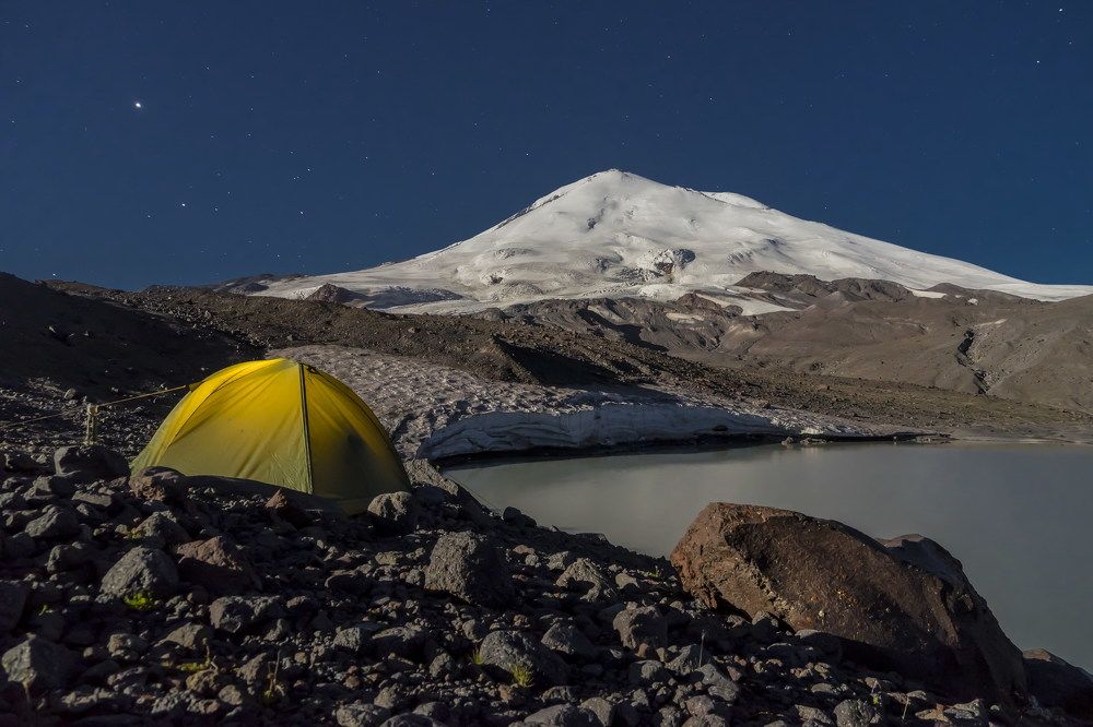 Эльбрус в полнолуние.