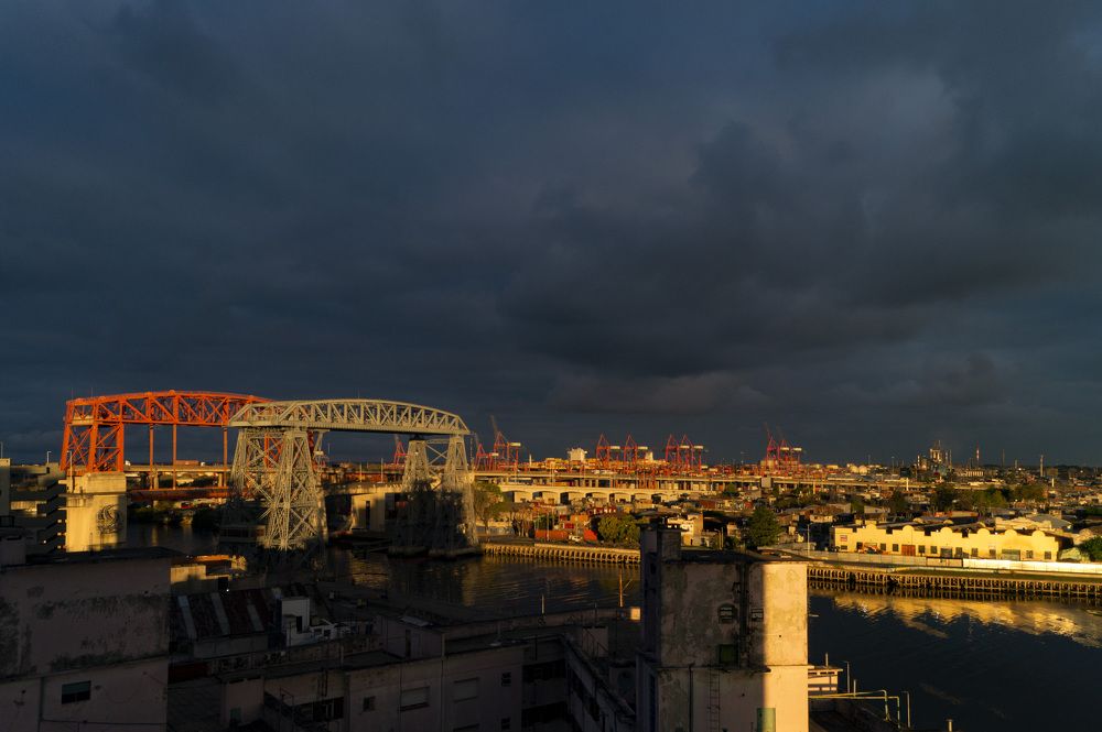 Puentes al atardecer tormentoso.