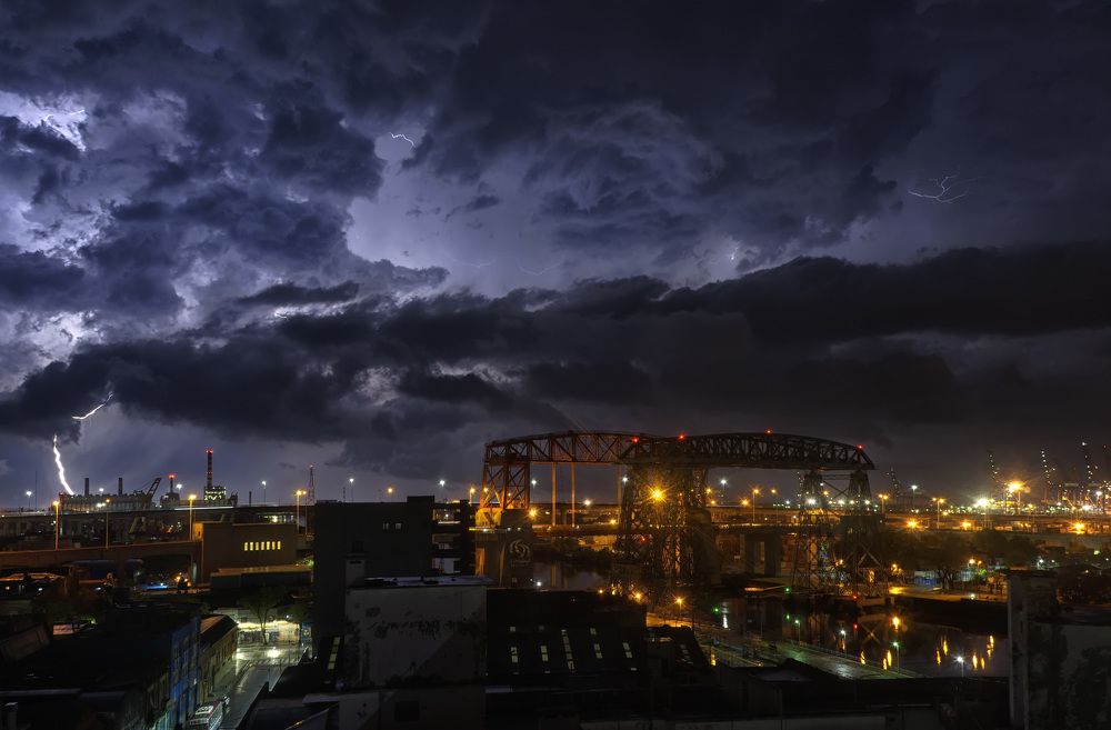 Puente/Transbordador bajo la tormenta.