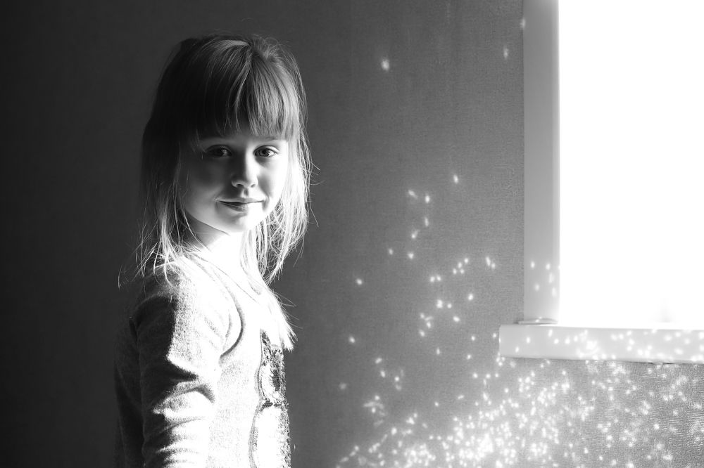 Девочка у окна.