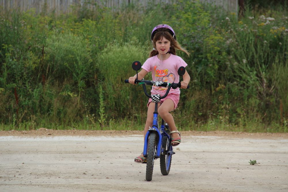 Девочка на велосипеде.
