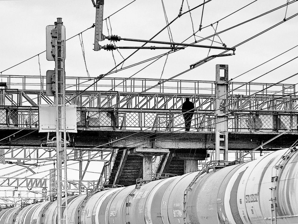 Человек на ж/д мосту