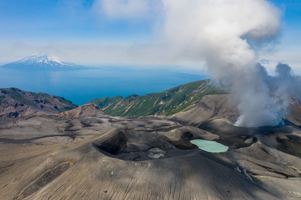 Вулкан Эбеко и вулкан Алаид