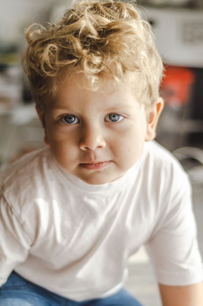 Ребёнок радуется мандаринам