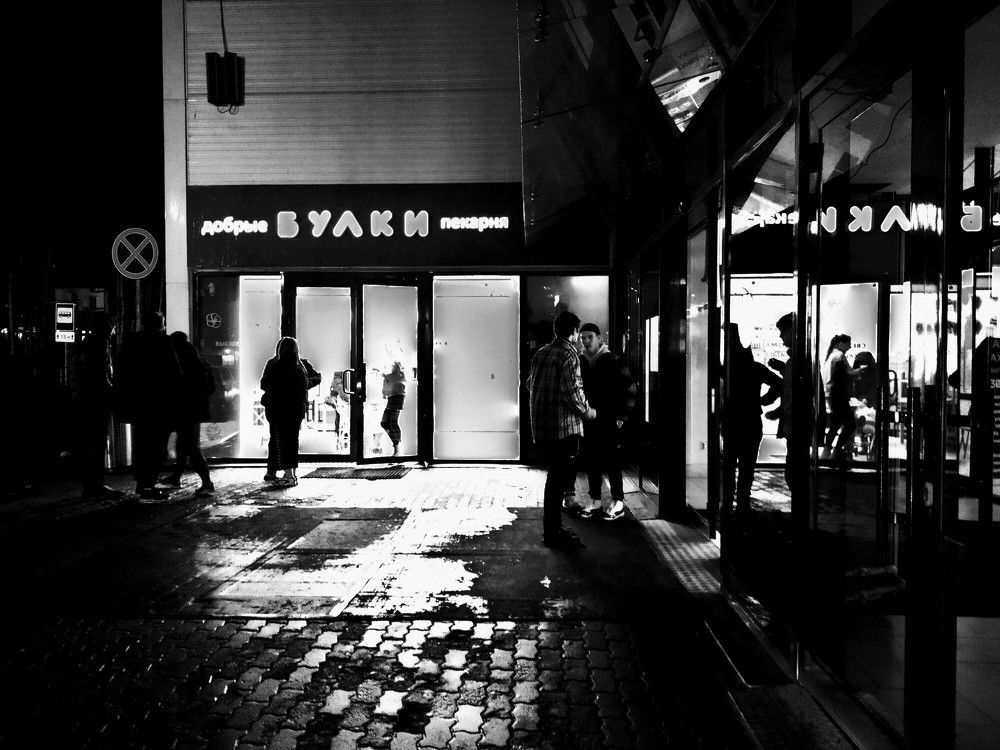 Молодёжь у супермаркета