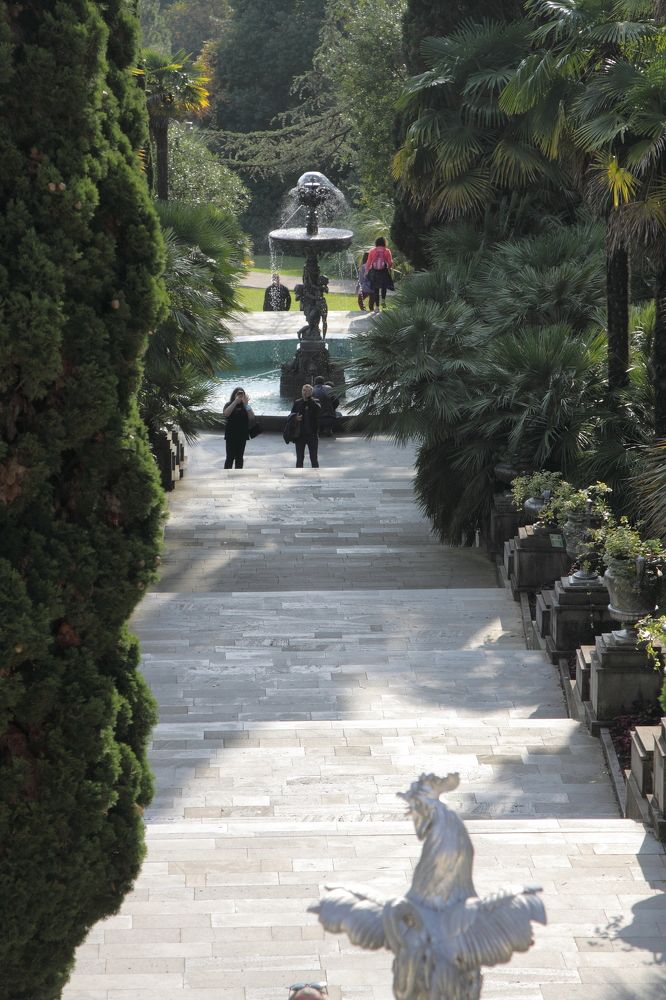Статуи Гиппомена и Аталанты в парке Дендрарий.