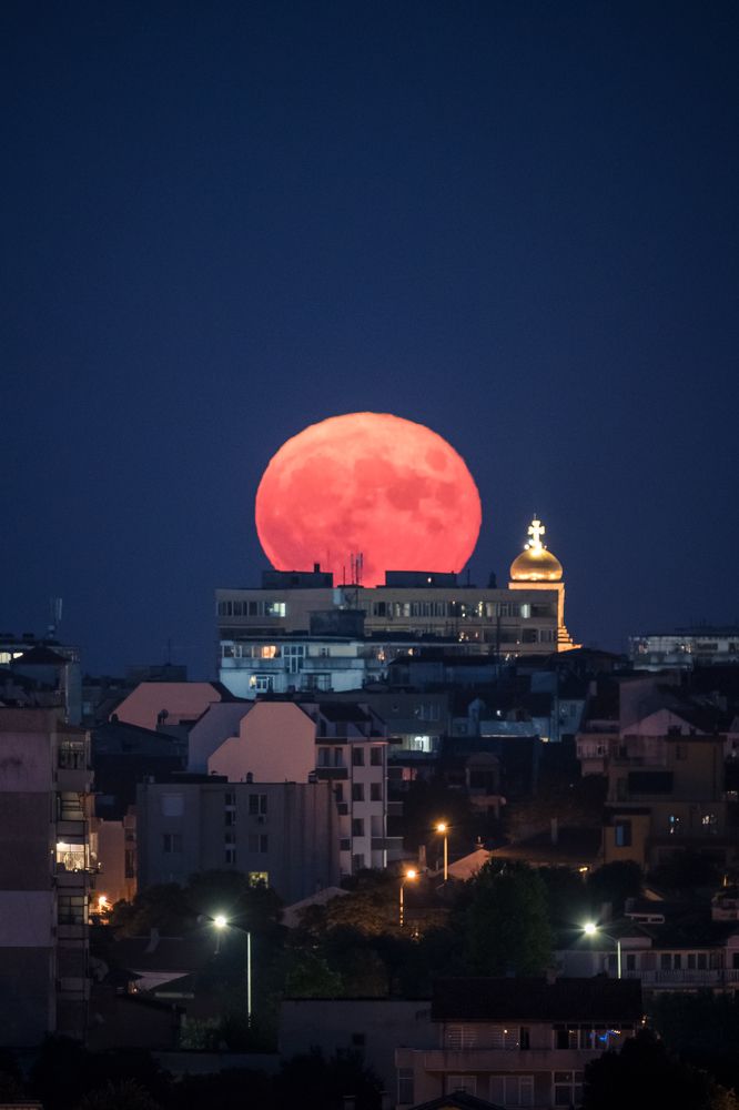 Color of the moonrise