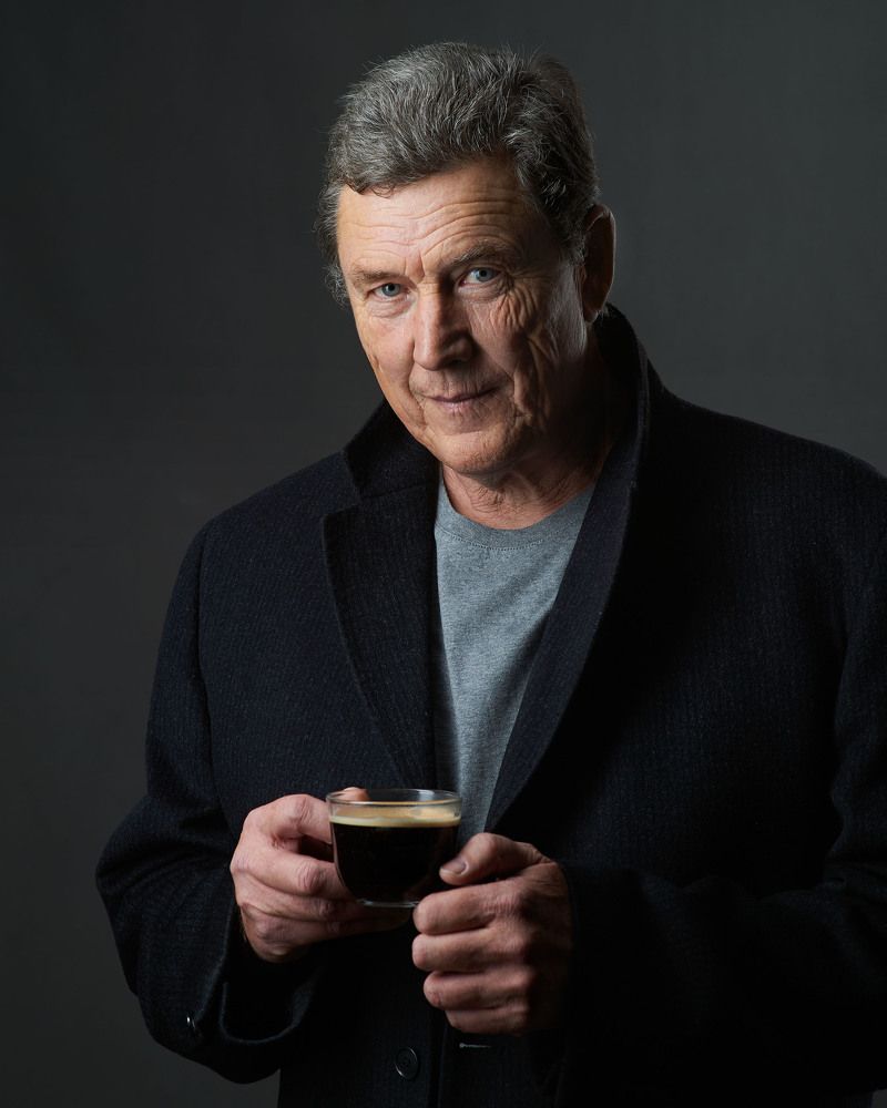 Мужчина в пальто.