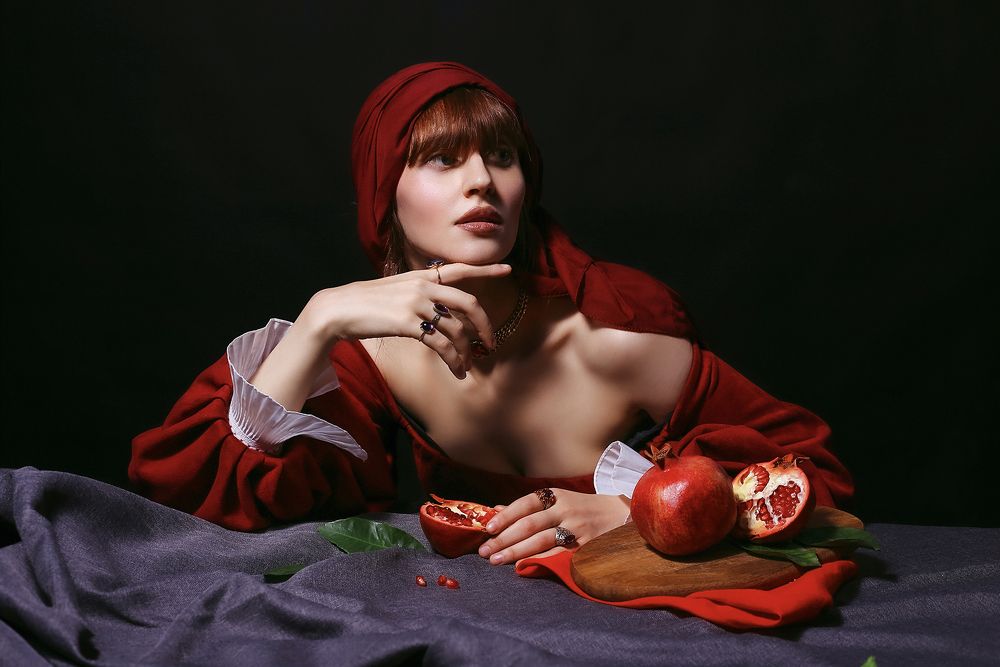 Девушка с гранатом