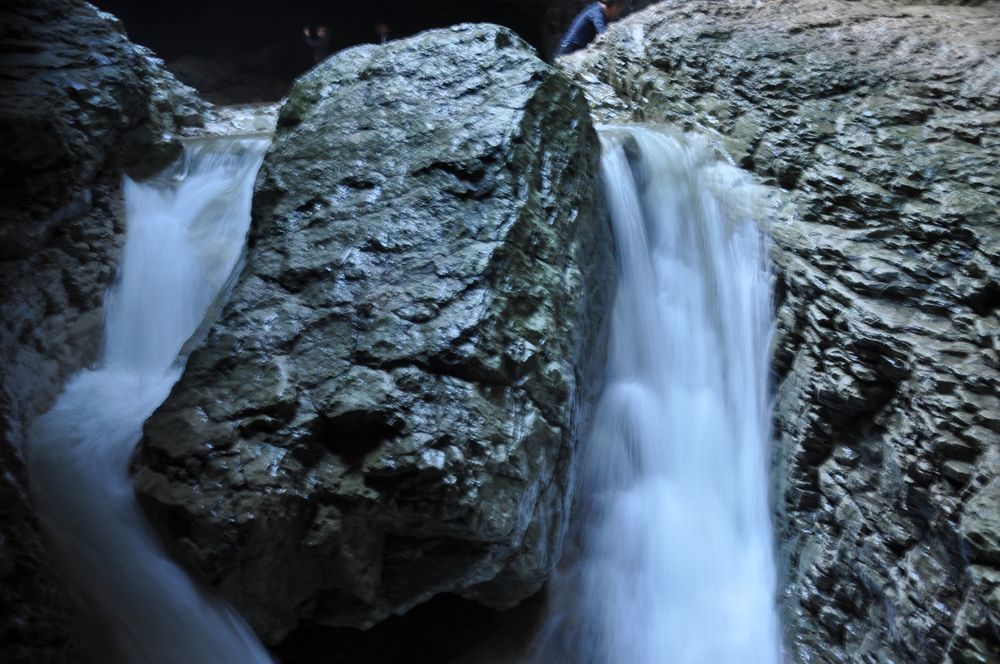 Сквозь скалы