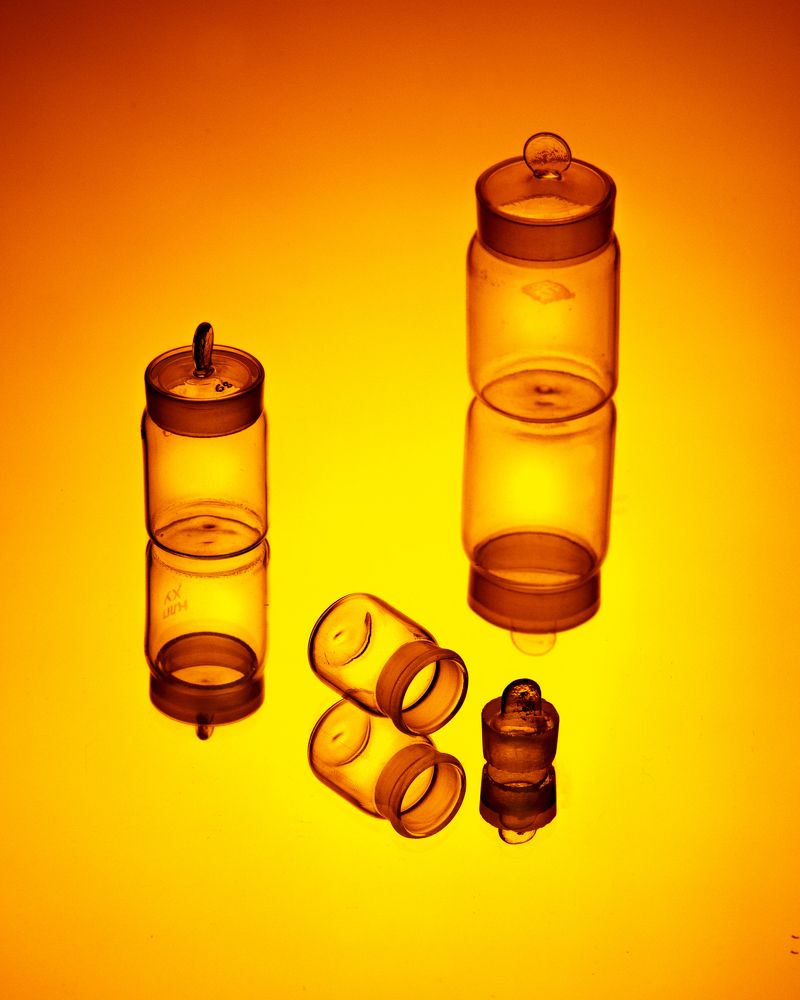 Натюрморт с лабораторным стеклом.