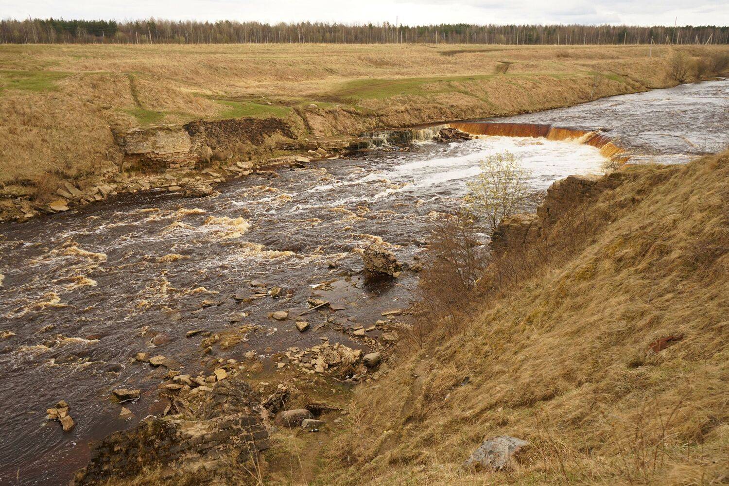 Водопад на реке Тосна.