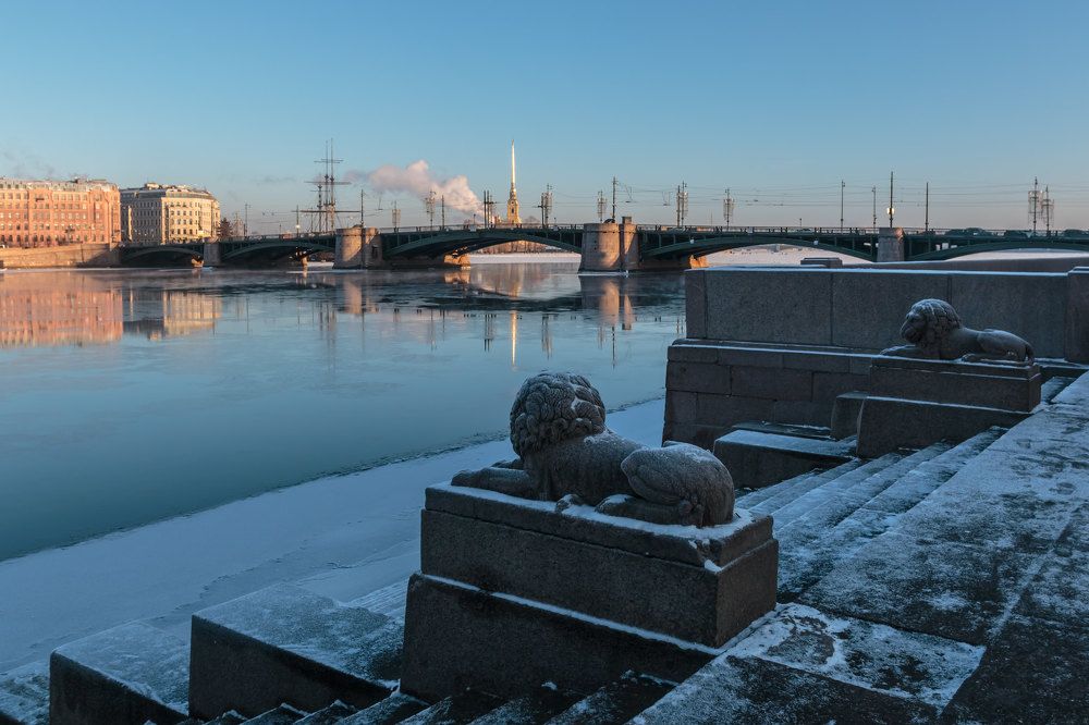 Considering the Reflection of the Spire - Рассматривая отражение шпиля