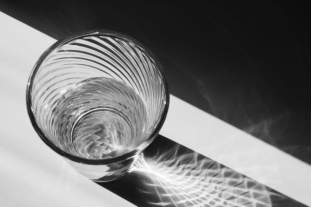 Свет вытекает из стакана.