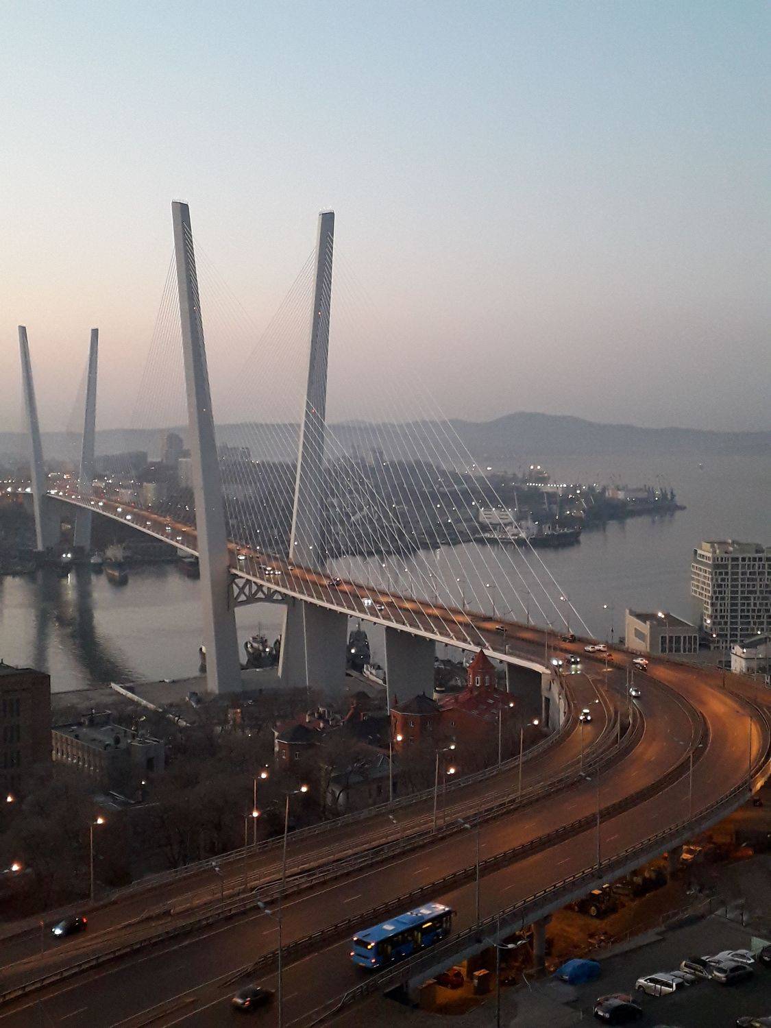 Синий автобус на Золотом мосту.