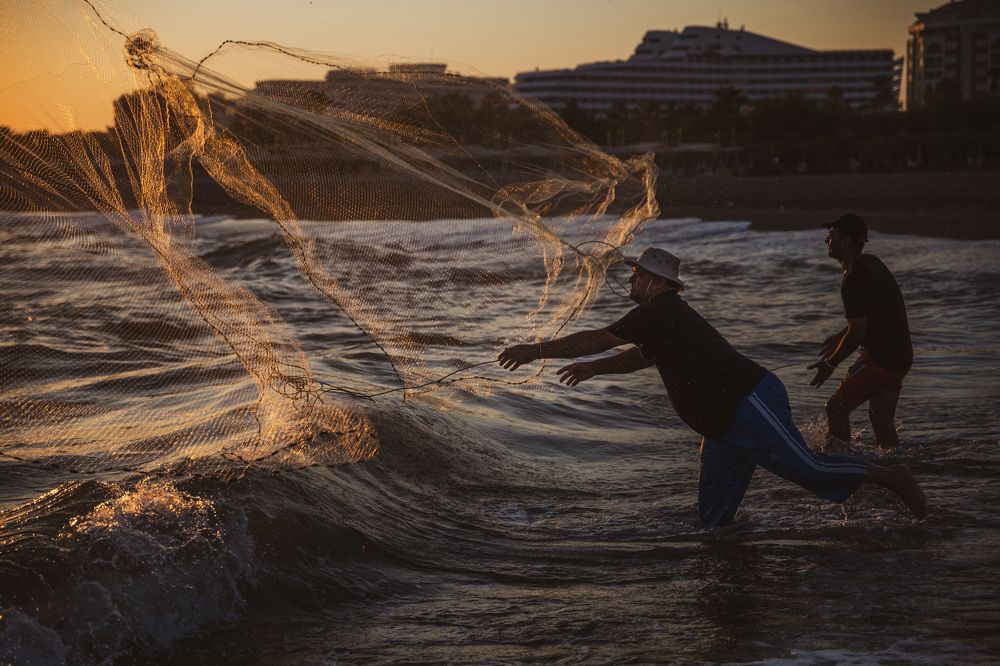 Закинули они невод в море. They threw a seine into the sea