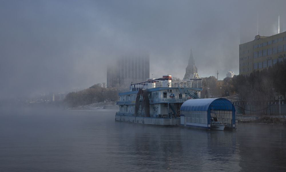 Туман на набережной реки Волга в Самаре. Fog on the Volga river embankment in Samara city.