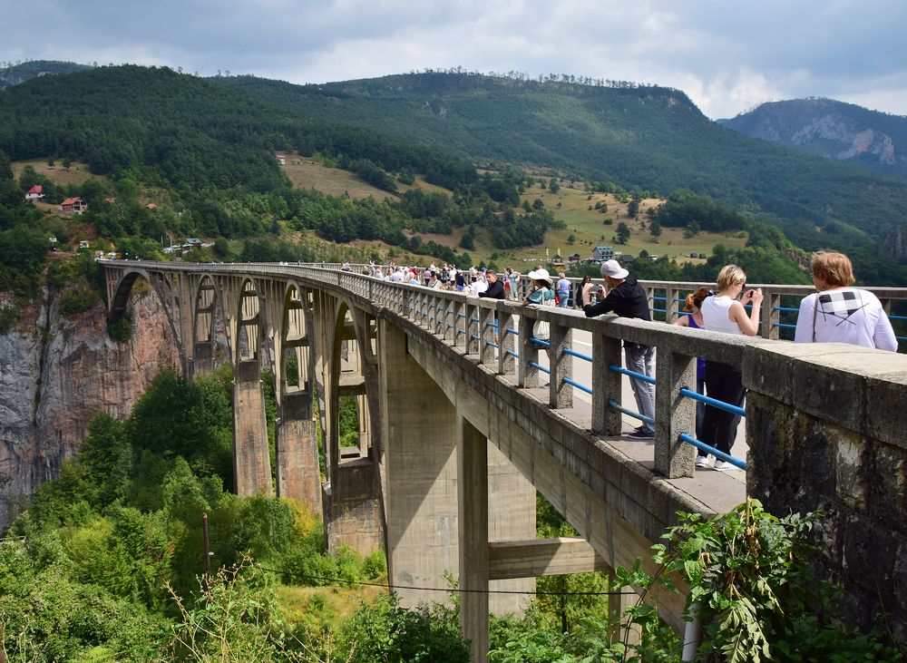 Мост в горах.