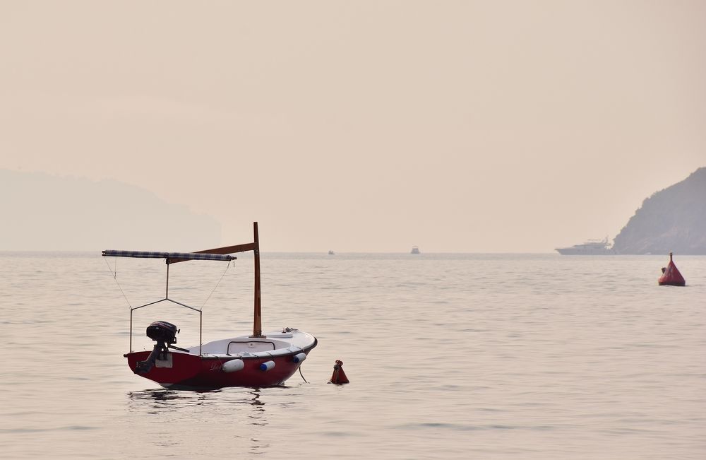 Крошечная лодка в утреннем тумане.