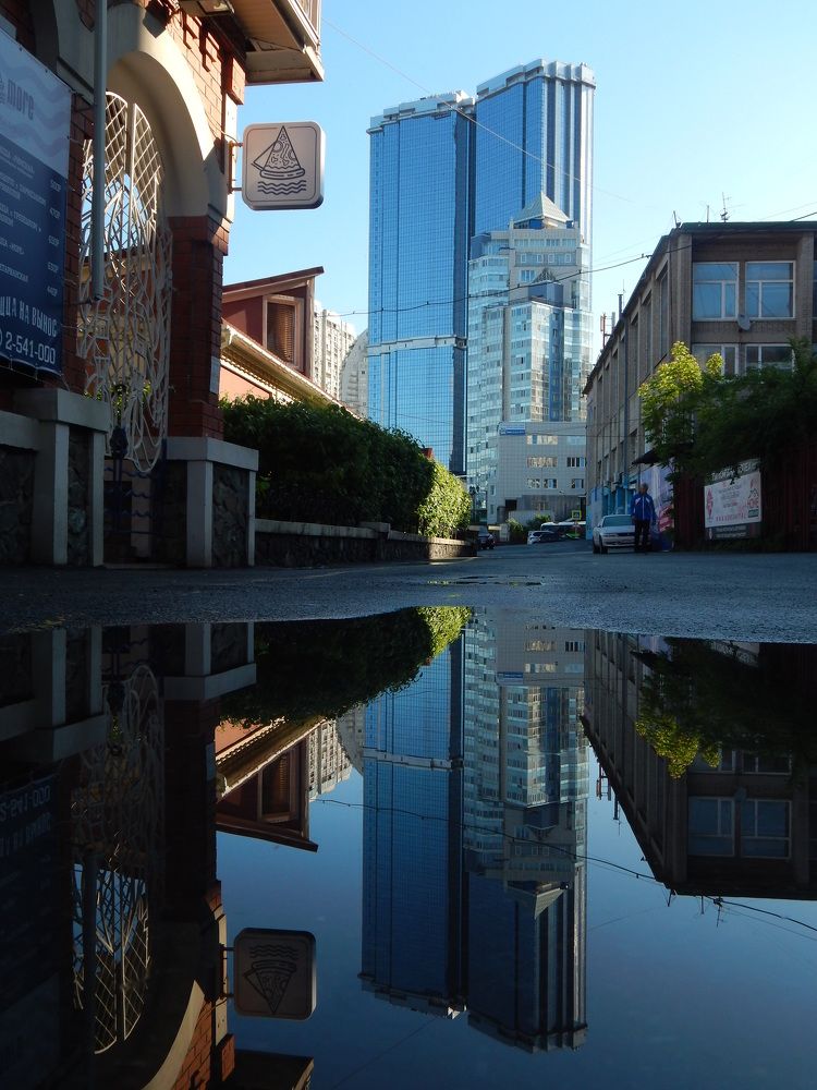 Отражение небоскреба.