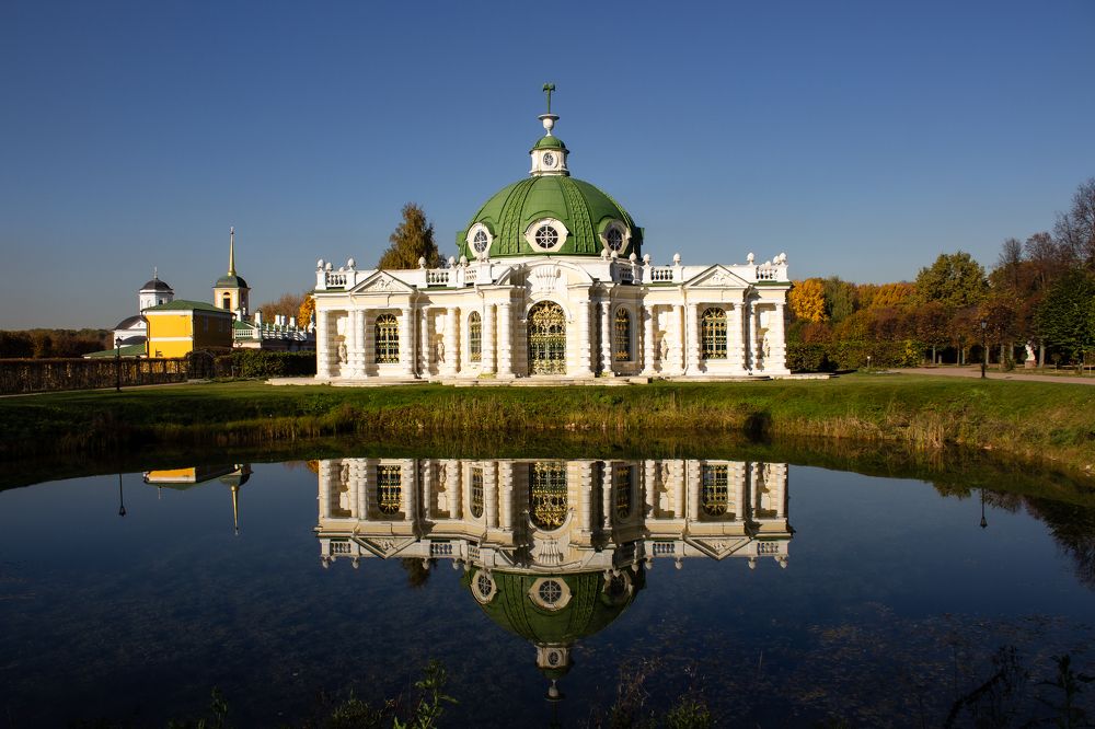 Кусково. Отражение грота в пруду