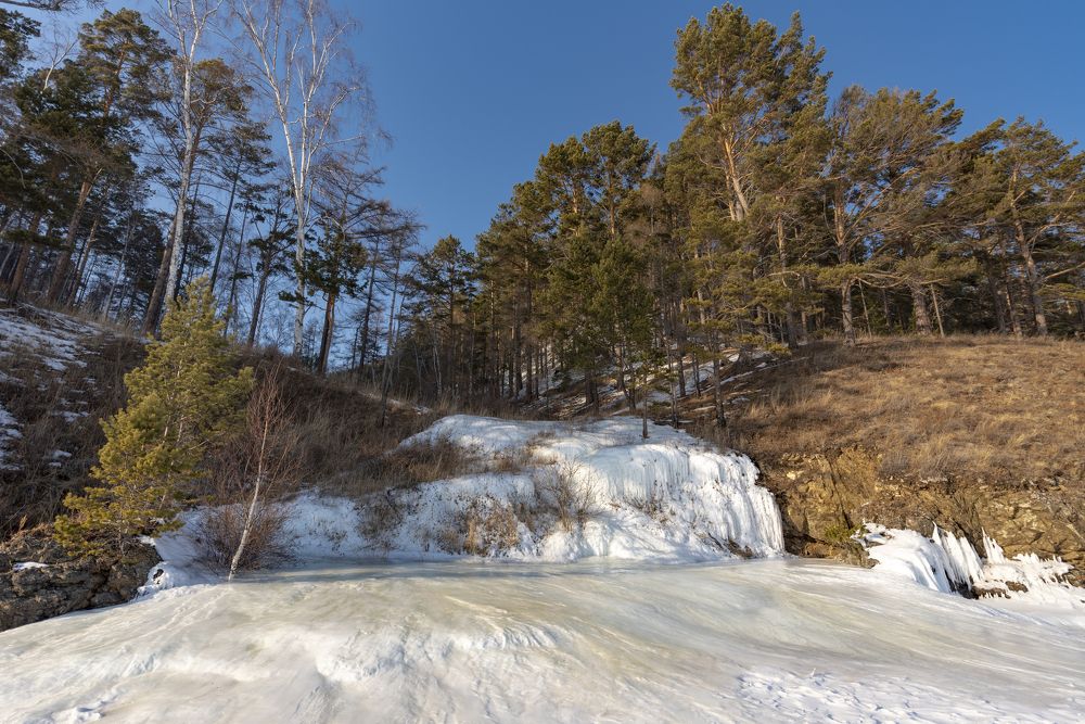 Замерзший водопад.