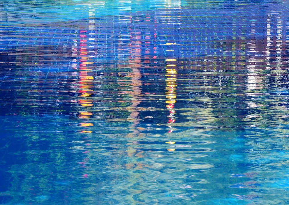 Отражение в бассейне