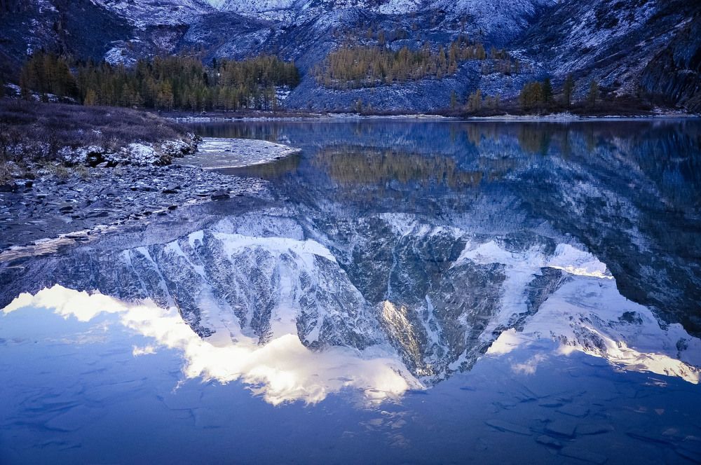 Отражение гор в воде озера